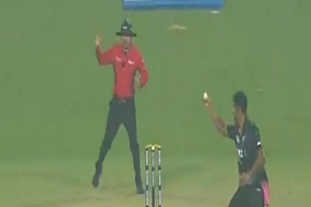 IND vs NZ : रोहितने मारला Bullet Shot, सोढीने एका हातात पकडला भन्नाट कॅच, VIDEO