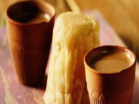 गुळाचा चहा : गुळात अनेक प्रकारचे पोषक घटक असतात. ते मुलांची स्मरणशक्ती तसेच त्यांची प्रतिकारशक्ती वाढवतात. तसेच गुळामुळे मेंदूला ऊर्जा मिळते आणि फ्रेश वाटू लागतं, त्यामुळे परीक्षेच्या दिवसात मुलांना फक्त गुळाचा चहा द्यावा.
