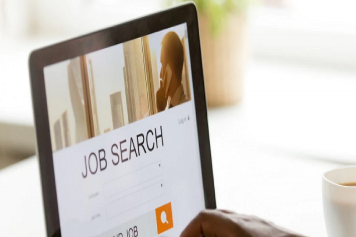 जाणून घेऊया नोकरी कशी शोधावी यासंबंधीच्या काही टिप्स.