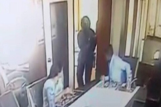 भर दिवसा जुन्नरमध्ये पतसंस्थेवर दरोडा, गोळीबाराचा थरार, व्यवस्थापकाचा मृत्यू