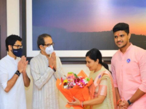 'आता आमच्यामागे 22 शिवसेना खासदारांची ताकद मिळेल. हुकूमशाहीच्या विरोधात माझे वडील होते'