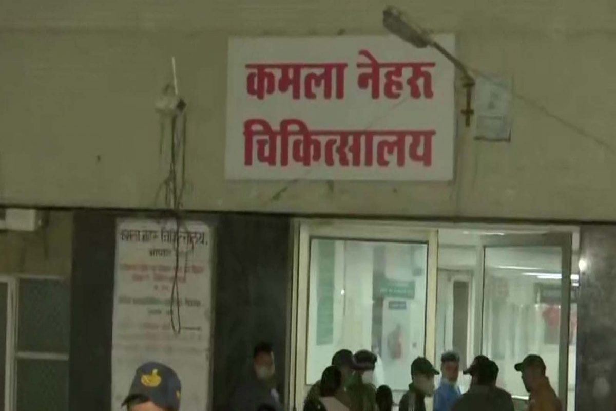 या रुग्णालयातील कमला नेहरू या नवजात बाळांच्या वार्डमध्ये ही आग लागली.