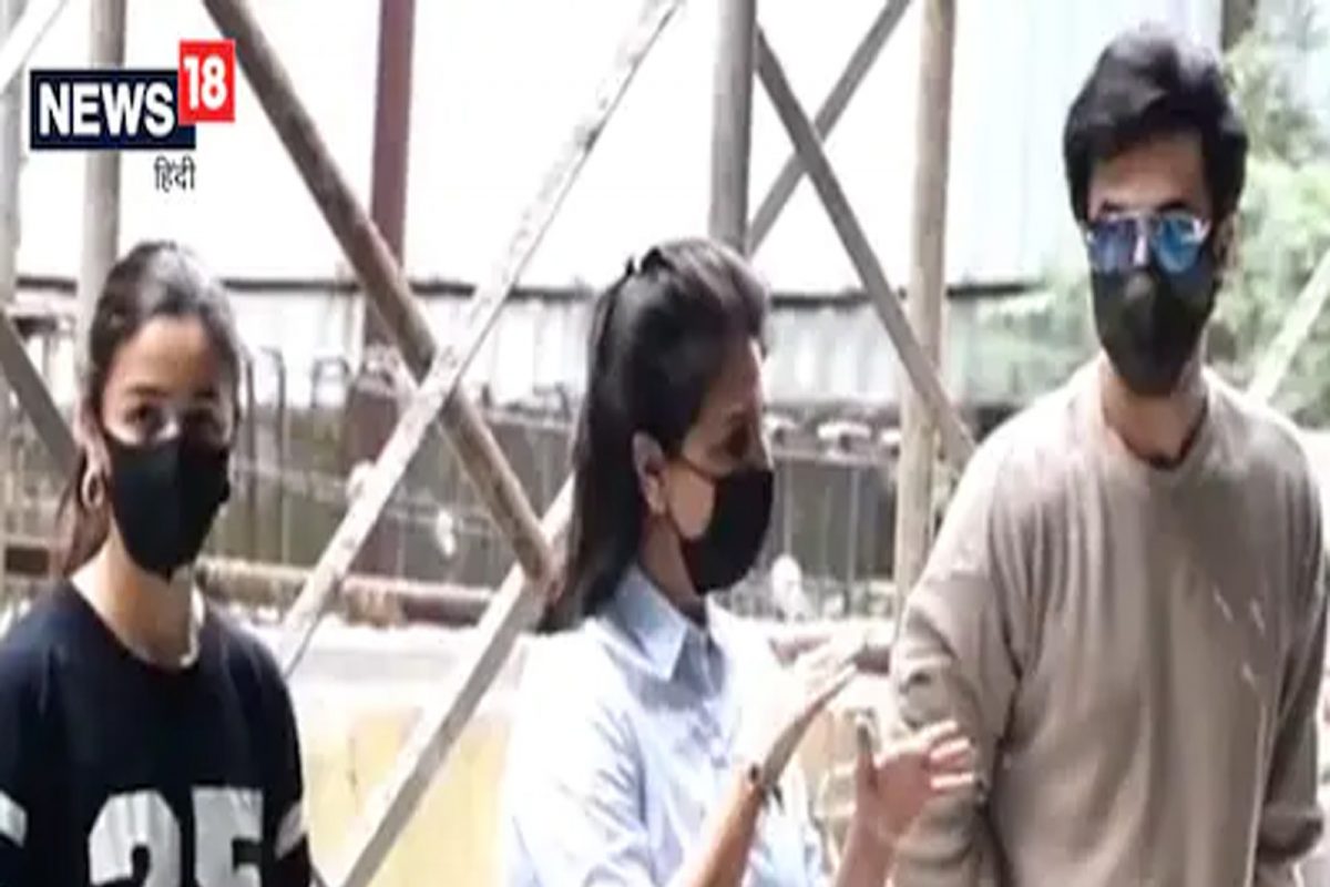 आलिया- रणबीर पोहचले नवीन घराचं बांधकाम पाहण्यास; कपड्यांवरून झाले ट्रोल