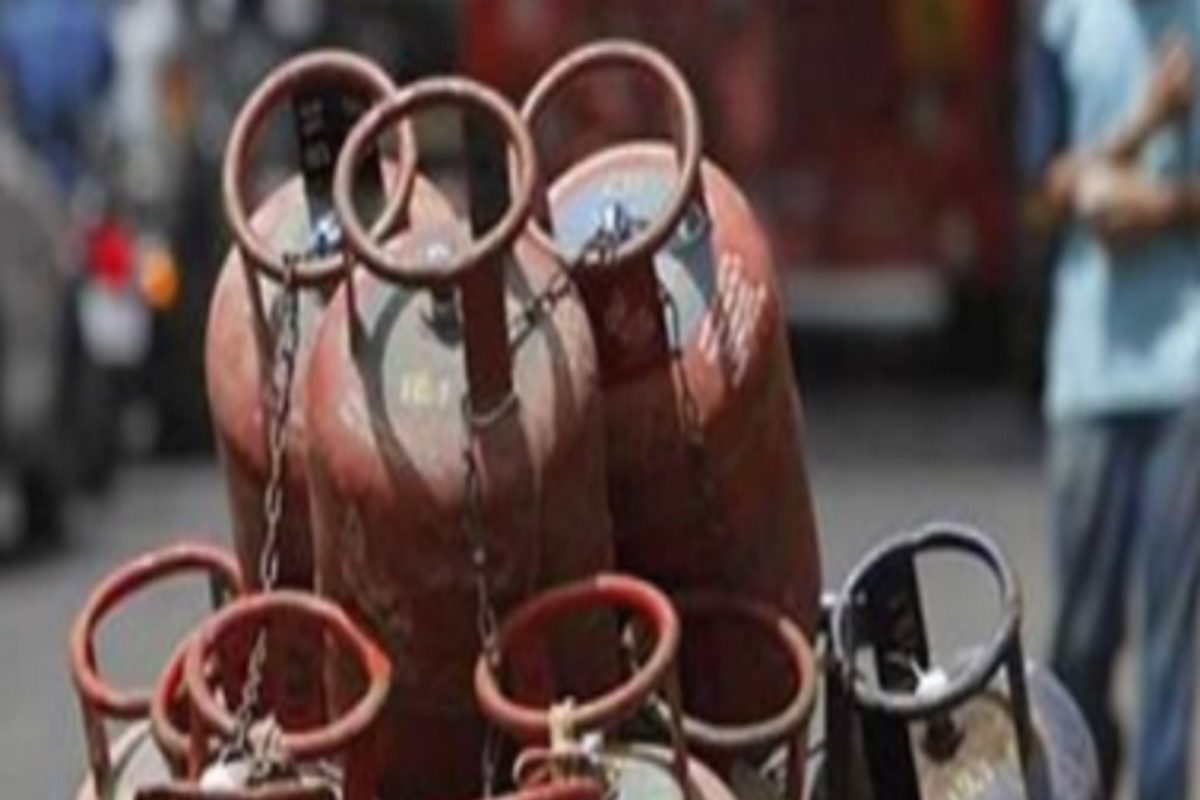 LPG Connection: आधार कार्डवर मिळवा एलपीजी कनेक्शन, वाचा काय आहे प्रक्रिया