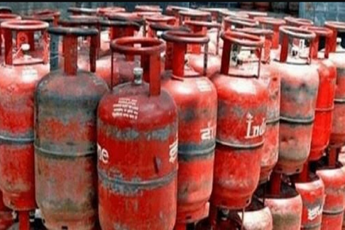 महिन्याच्या पहिल्याच दिवशी महागाईचा झटका! कमर्शियल LPG Gas Cylinder च्या दरात मोठी वाढ