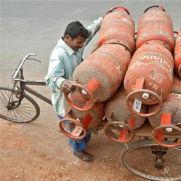  घरगुती गॅस सिलेंडरवर (Rasoi Gas LPG Cylinder) ज्या ग्राहकांना सब्सिडी मिळते (Lpg Gas Cylinder) मिळते त्यांच्यासाठी महत्त्वाची बातमी आहे. ग्राहकांच्या खात्यात सब्सिडीच्या स्वरुपात 79.26 रुपये पाठवले जात आहेत. जर तुम्ही देखील सिलेंडर खरेदी करत असाल आणि पात्र असूनही सब्सिडी मिळत नसेल तर एक महत्त्वाचे काम पूर्ण करणे आवश्यक आहे.