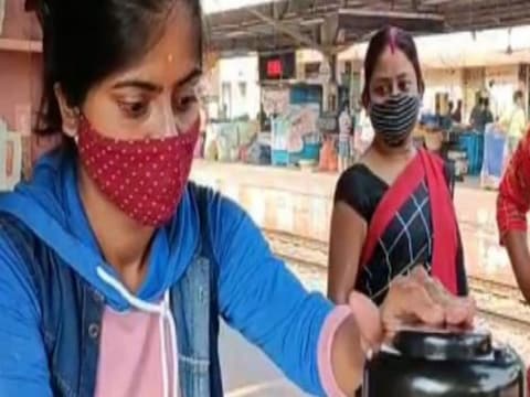 MA English Chaiwali : चहाविक्री करण्याबरोबर टुकटुकी तिचं स्वतःचं युट्यूब चॅनलदेखील चालवते. त्यावरचे तिचे अनेक व्हिडीओ व्हायरल झाले आहेत