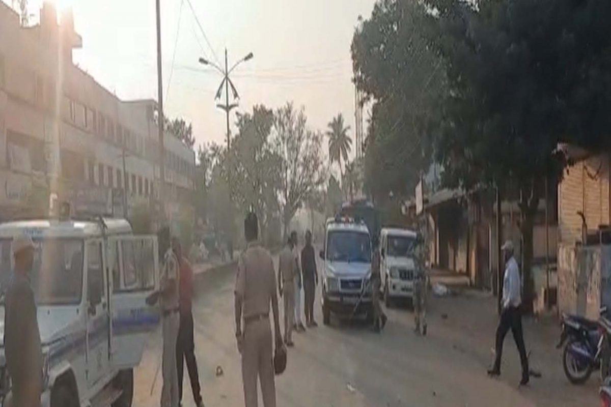 . सध्या परिस्थिती आटोक्यात आली असून पोलीस बंदोबस्त वाढवण्यात आला आहे.