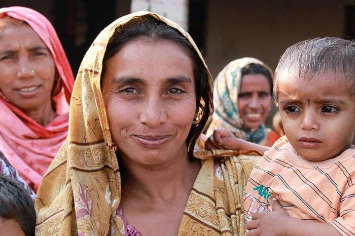 1940 : विरोध असूनही शाळेत जाणाऱ्या महिलांची संख्या वाढत होती. पुरुषांमध्ये एक असा वर्ग निर्माण झाला, ज्यांना आपल्या घरातील स्त्रियांनी लिहिता-वाचायला हवे असे वाटत होते. परंतु, असे असूनही सामान्यतः महिलांच्या स्थितीत लक्षणीय बदल झाला नाही. त्यांना तोंड बंद ठेवून पुरुषांच्या प्रत्येक आज्ञेचे पालन करावे लागत होते. तो कसाही असला तरी च्यासाठी दैवत होते.