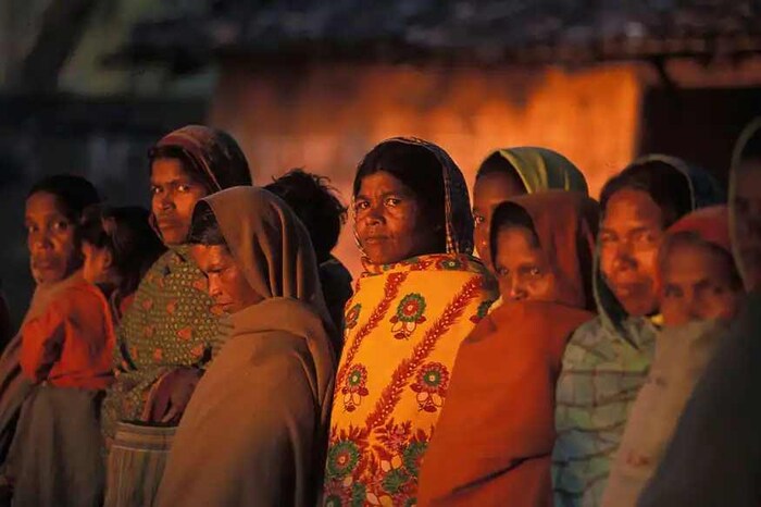 स्वातंत्र्यानंतर : परिस्थिती कमी-अधिक प्रमाणात काही प्रमाणात बदलली. वाचन-लेखनातून वाढणारी महिलांची पिढी समाजात जागृती निर्माण करू लागली. मुलींच्या शिक्षणाला सामाजिक मान्यता मिळाली होती. फार कमी संख्येने महिला नोकरीकडे वळत होत्या. उच्चभ्रू घराण्यातील महिलांनी राजकारणात प्रवेश केला होता.