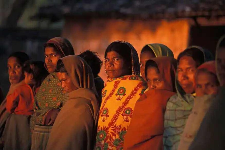स्वातंत्र्यानंतर : परिस्थिती कमी-अधिक प्रमाणात काही प्रमाणात बदलली. वाचन-लेखनातून वाढणारी महिलांची पिढी समाजात जागृती निर्माण करू लागली. मुलींच्या शिक्षणाला सामाजिक मान्यता मिळाली होती. फार कमी संख्येने महिला नोकरीकडे वळत होत्या. उच्चभ्रू घराण्यातील महिलांनी राजकारणात प्रवेश केला होता.