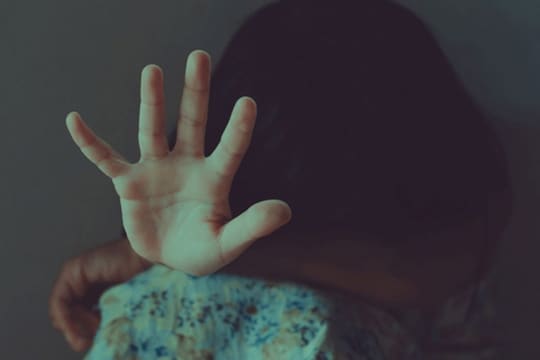 नात्याला काळीमा..! सख्ख्या मामानंच अल्पवयीन भाचीला दिल्या नरकयातना, नराधम फरार