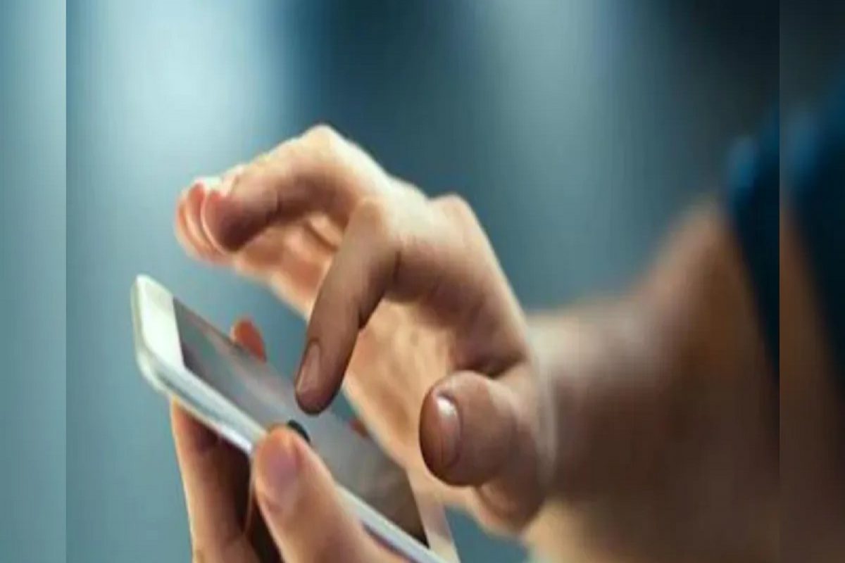 गणिताच्या शिक्षकाचा अश्लील कारनामा; विद्यार्थ्यांच्या WhatsApp ग्रुपवर पाठवला पॉर्न व्हिडिओ, सांगितलं विचित्र कारण