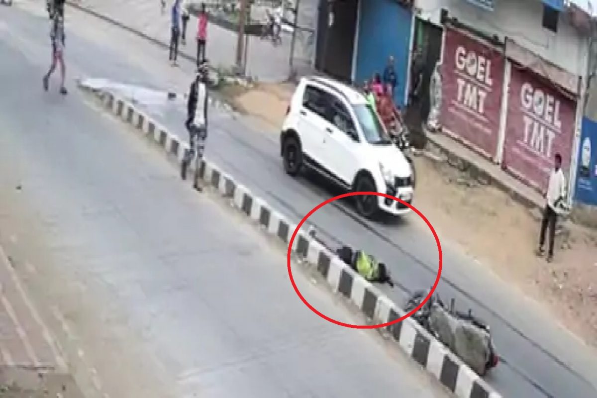 4 सेंकदांत गेला जीव...आर्मीत भरती होण्याचं स्वप्न राहिलं अधुरचं, बाईक घसरली, मागून येऊन ट्रकनं चिरडलं; Watch Video