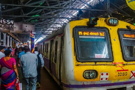 Platform tickets price update: मध्य रेल्वेचा मोठा निर्णय, या स्टेशनवरील प्लॅटफॉर्म तिकीटमध्ये कपात