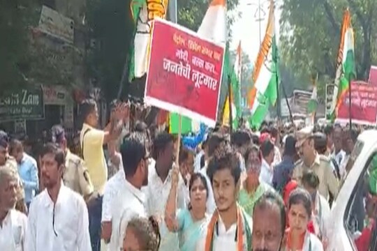 मुंबई काँग्रेसचे अध्यक्ष भाई जगताप (bhai jagatap) आणि आमदार झिशांत सिद्दीकी (Zeeshant Siddiqui) यांच्यात जोरदार वादावादी झाली.