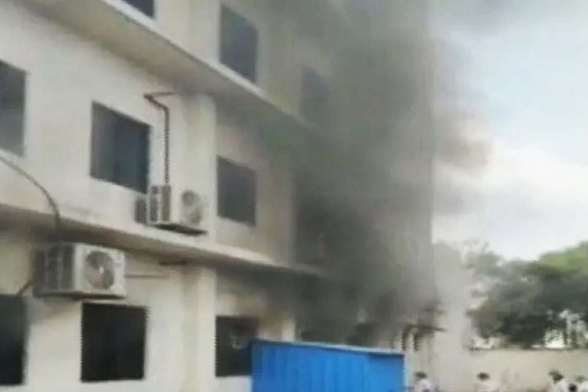 आरोपींमध्ये एक वैद्यकीय अधिकारी व तीन परिचारिका यांचा समावेश आहे.