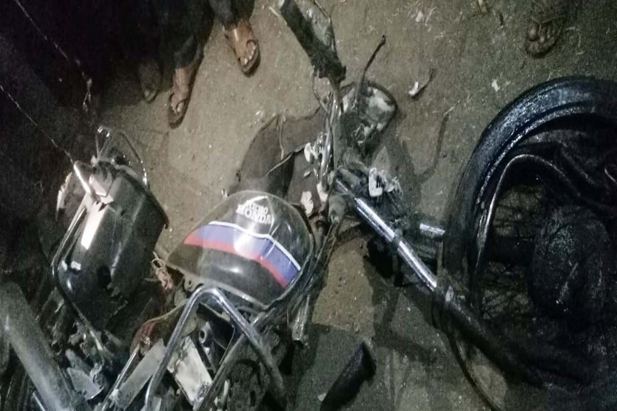 या अपघातात मोटरसायकलवरील एकाच कुटुंबातील 4 जणांचा मृत्यू झाला आहे. मृतांमध्ये आई, वडील, भाऊ, बहीण यांचा समावेश आहे.