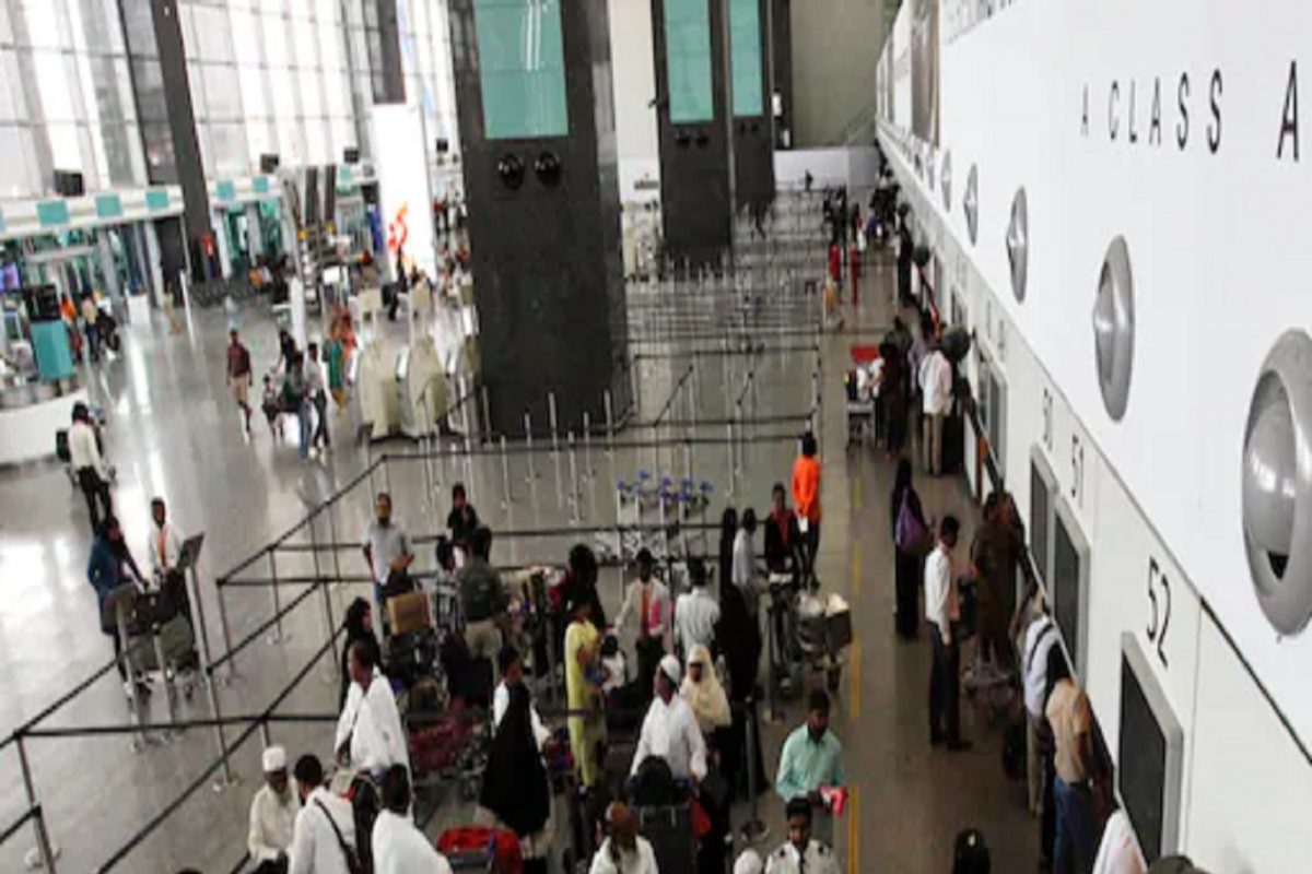 Coronavirus: मुंबईवरही Omicron चं सावट? परदेशातून धारावीत आलेल्या व्यक्तीचा Corona रिपोर्ट पॉझिटिव्ह