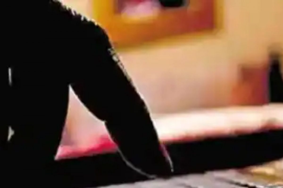 सॅनिटायजरच्या बाटलीत कॅमेरा, Online परीक्षेदरम्यान भयंकर गोंधळ; आरोपी व्यापम घोटाळ्याशी संबंधित