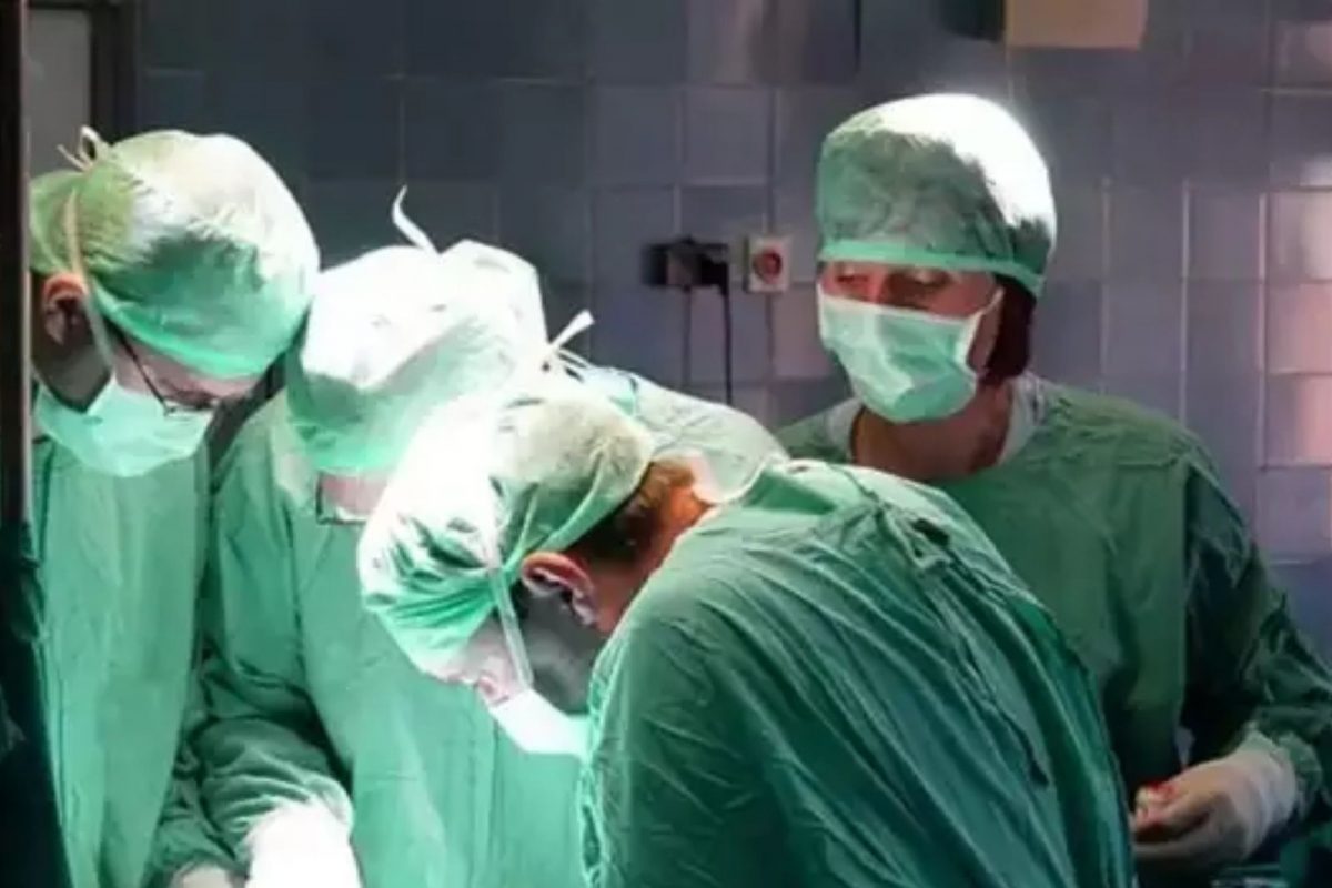 खळबळजनक! छातीत वेदनेची समस्या घेऊन गेली आणि डॉक्टरांनी महिलेच्या भलत्याच जागेचं ऑपरेशन केलं