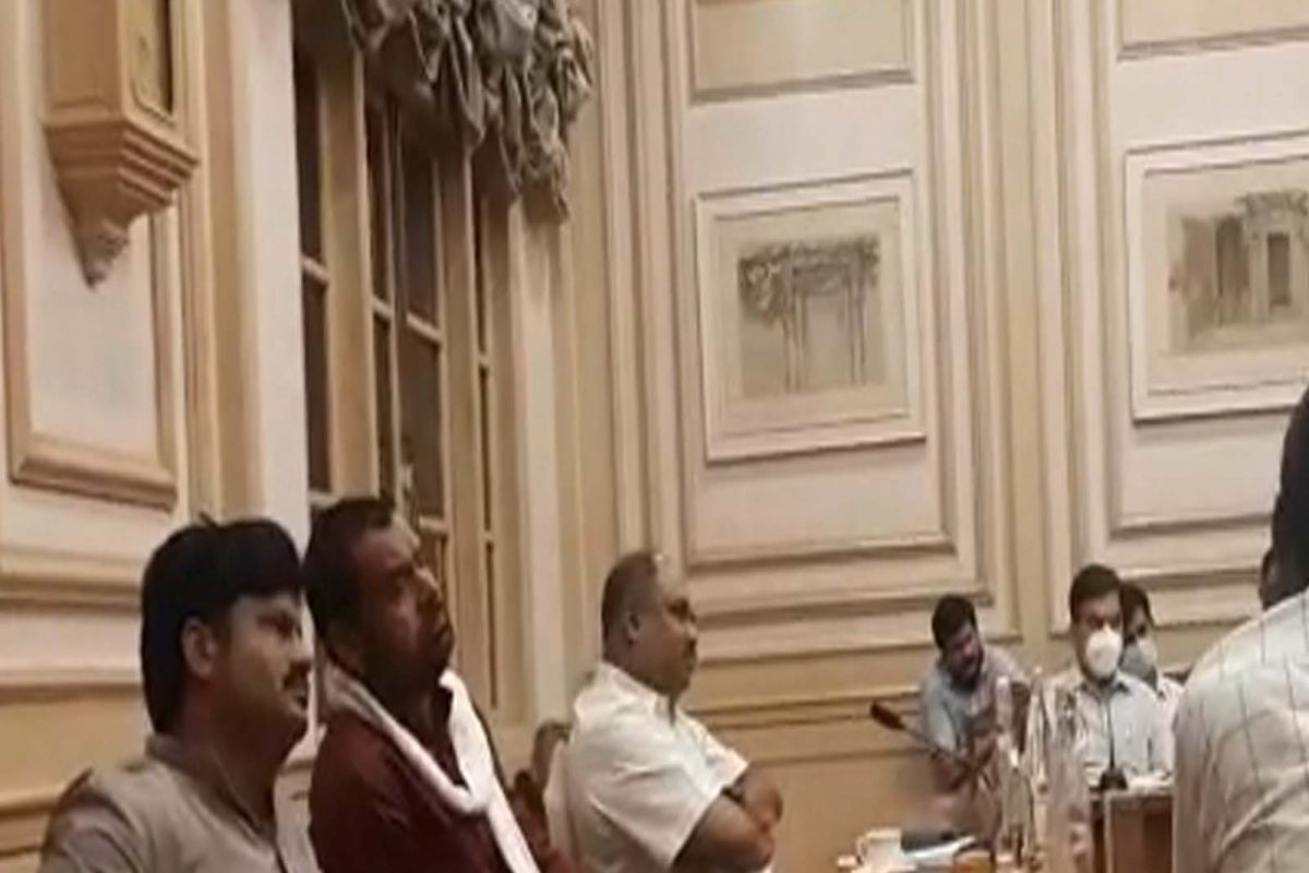 आमची सकारात्मक चर्चा झाली आहे पण आम्ही विलीनीकरण मुद्द्यावर आम्ही ठाम आहे. हायकोर्ट निर्णयाचा त्यांनी हवाला दिला आहे.