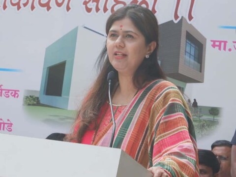"आपल्या नेत्याचा वाढदिवस साजरा करताना भव्यदिव्यता दाखवून सामान्य लोकांना काय मिळणार? खूप मोठी प्रतिकृती बनवली, पेंटिंग्ज केलं म्हणजे गरिबांच्या पोटाची भूक शमणार आहे का?", असे सवाल पंकजा मुंडे यांनी केले आहेत.