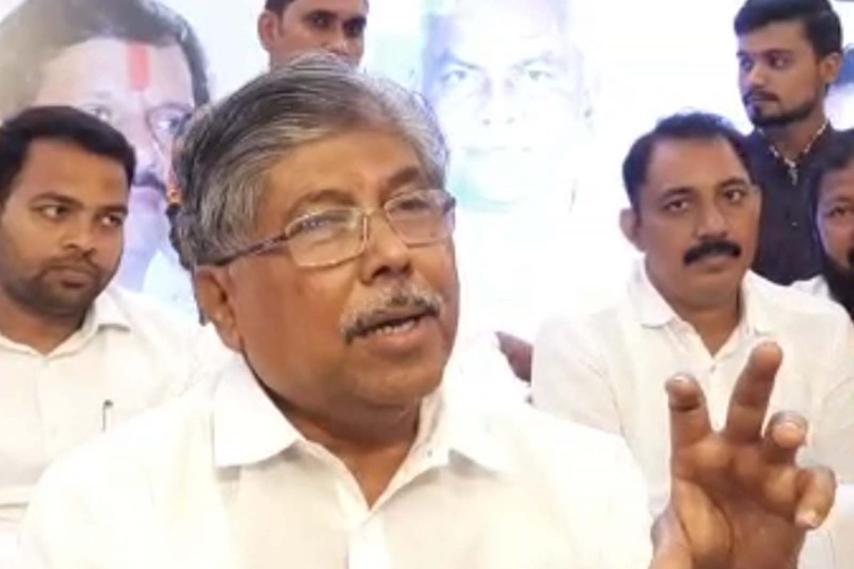 'देवेंद्र फडणवीस यांनी शिवसेना आणि भाजप युती न झाल्याबद्दल चूक झाल्याचं आपल्याकडे म्हटलं होतं, असा दावा विक्रम गोखले यांनी केला होता'