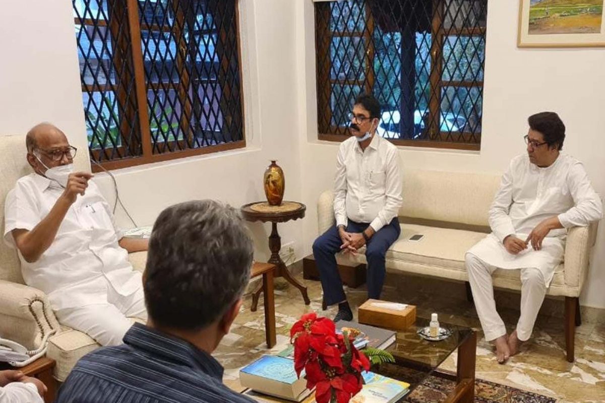 मनसे अध्यक्ष राज ठाकरे यांनी आज संध्याकाळी राष्ट्रवादीचे अध्यक्ष शरद पवार यांच्या सिल्व्हर ओक या निवास्थानी जाऊन भेट घेतली.