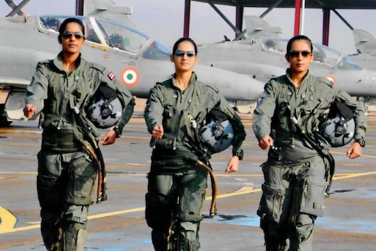 पायलट म्हणून काम करण्यासाठी कोणते कोर्सेस करावे लागतात जाणून घ्या 