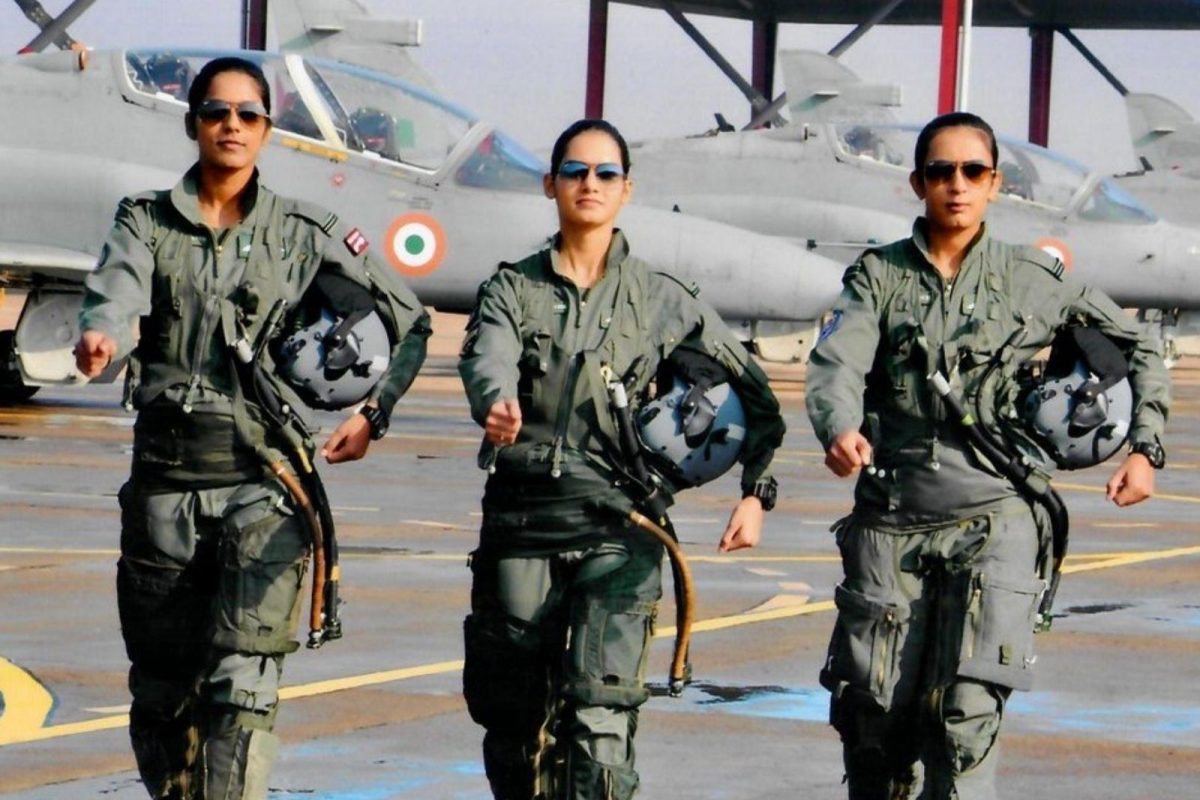 पायलट म्हणून काम करण्यासाठी कोणते कोर्सेस करावे लागतात जाणून घ्या