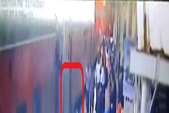 सॅल्यूट ! पॉईंटमनने मरणाच्या दारातून प्रवाशाला बाहेर काढलं; थरारक VIDEO व्हायरल