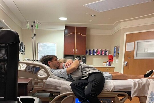 लग्न झाल्यानंतर दीड महिन्यात तरुणाला झाला कॅन्सर, पती-पत्नीच्या नात्याचा डोळ्यात पाणी आणणारा PHOTO