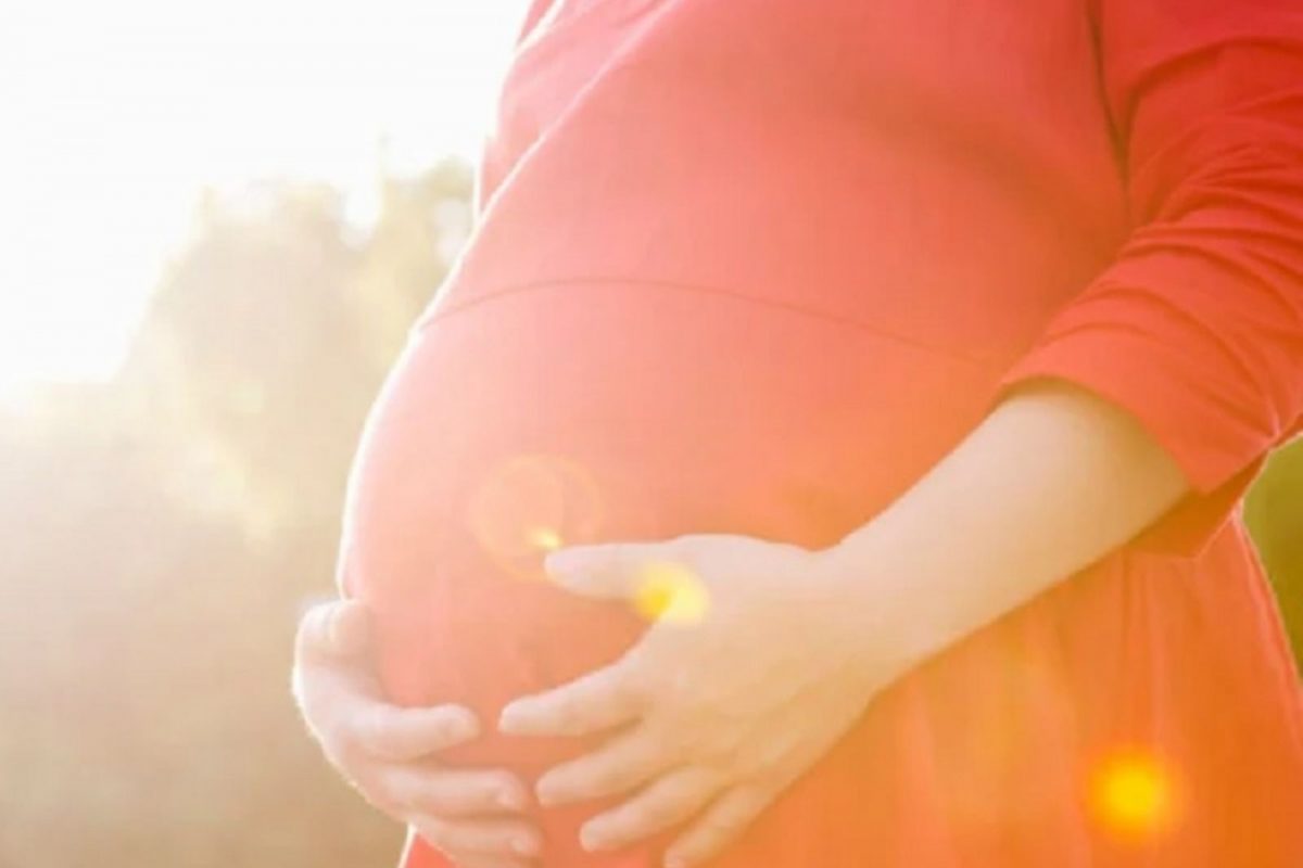 3. गरोदरपणात पोटाची समस्या - 
गरोदरपणात तुपाचे सेवन करणे खूप फायदेशीर मानले जाते, परंतु जर गर्भवती महिलेला पोटदुखी किंवा खोकल्याचा त्रास होत असेल तर तिने तूप खाऊ नये.