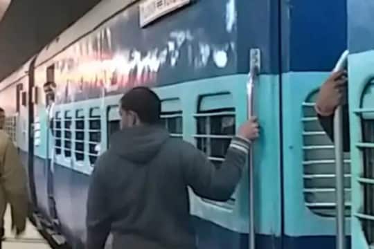 Indian Railways: कोरोना काळातील नियम मागे, प्लॅटफॉर्म तिकीट दरात कपात 