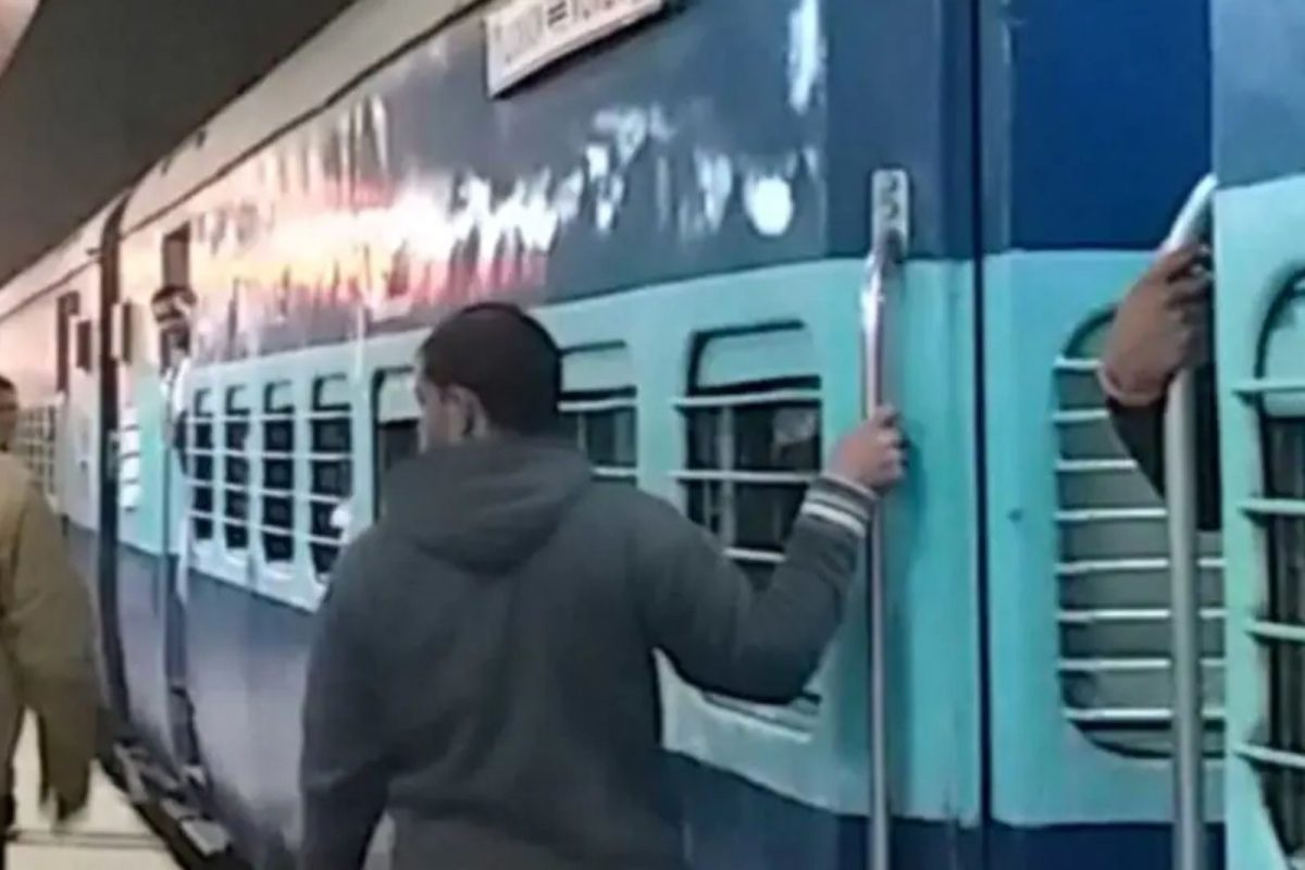 दिवाळीआधी देशात घातपाताचं संकट; 46 रेल्वेस्थानकं बॉम्बने उडवण्याची धमकी, यंत्रणा अलर्ट