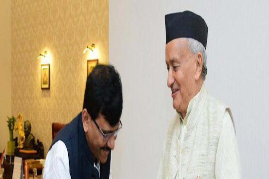 राज्यपाल भगतसिंग कोश्यारी यांची भेट घेण्यासाठी संजय राऊत राजभवनावर पोहोचले आहे. 