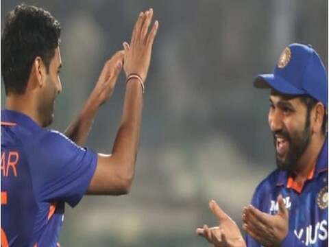 न्यूझीलंडविरुद्धच्या पहिल्या टी-20 मध्ये टीम इंडियाचा (India vs New Zealand) धमाकेदार विजय झाला आहे. न्यूझीलंडने दिलेलं 165 रनचं आव्हान टीम इंडियाने 19.4 ओव्हरमध्ये 5 विकेट गमावून पार केलं. टी-20 फॉरमॅटचा पूर्णवेळ कॅप्टन झाल्यानंतर रोहित शर्माची (Rohit Sharma) ही पहिलीच मॅच होती.