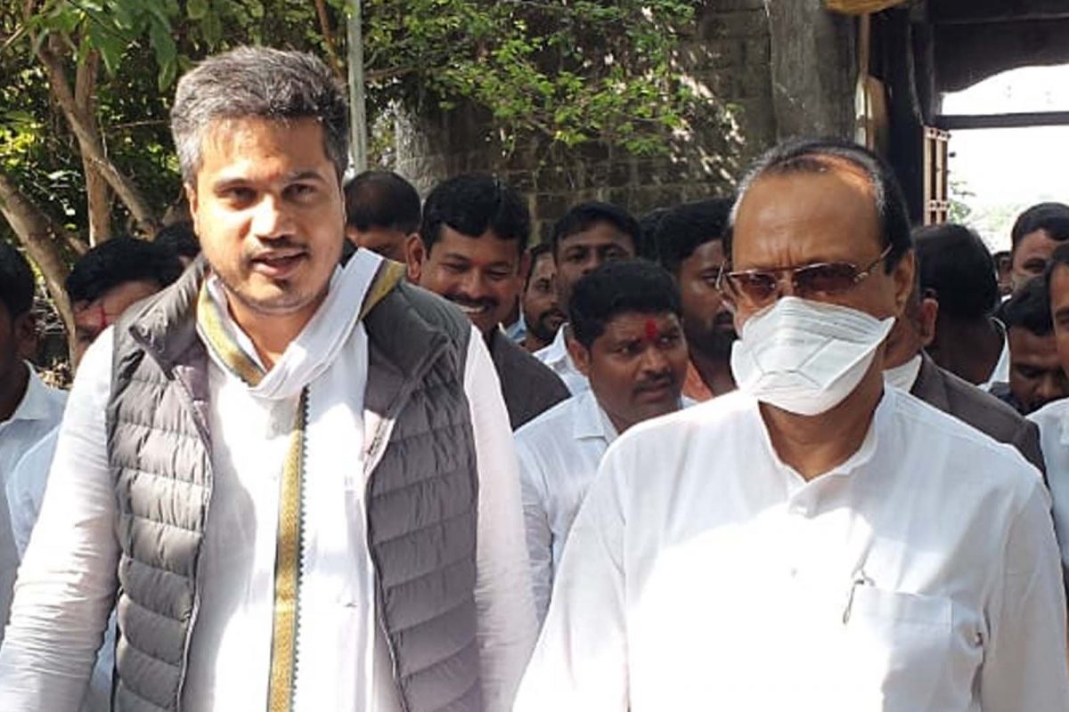 'फडणवीस यांनी जामखेड येथे येऊन पिण्याच्या पाण्याची योजना तत्त्वतः मंजूर केल्याचे सांगितले होते. मात्र ही योजना अद्याप पूर्ण झाली नाही'