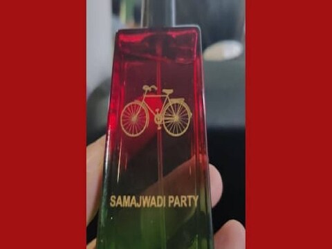 परफ्यूम   (perfume)   ही आपल्या दैनंदिन आयुष्यातली गरजेची गोष्ट बनली आहे. इतरांना व स्वत:ला फ्रेश वाटण्यासाठी, चांगली छाप   (good impression)   पाडण्यासाठी, स्वतःला आनंदी ठेवण्यासाठी आपण परफ्यूम वापरतो. 