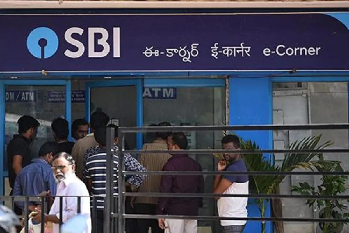 SBI ग्राहकांना दणका! आजपासून या गोष्टीसाठी मोजावे लागणार जास्त पैसे
