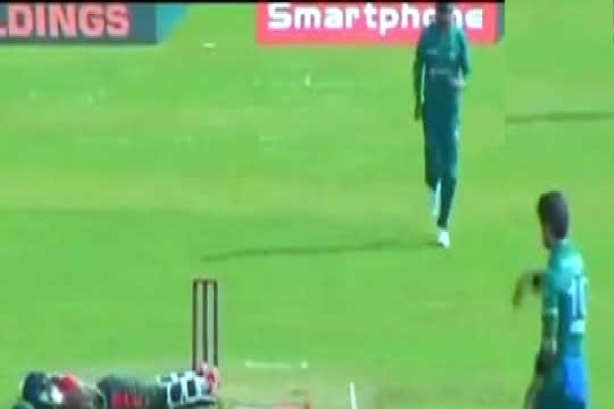 लज्जास्पद! आफ्रिदीचा तोल ढासळला, SIX लगावणाऱ्या खेळाडूच्या अंगावर फेकला बॉल! VIDEO