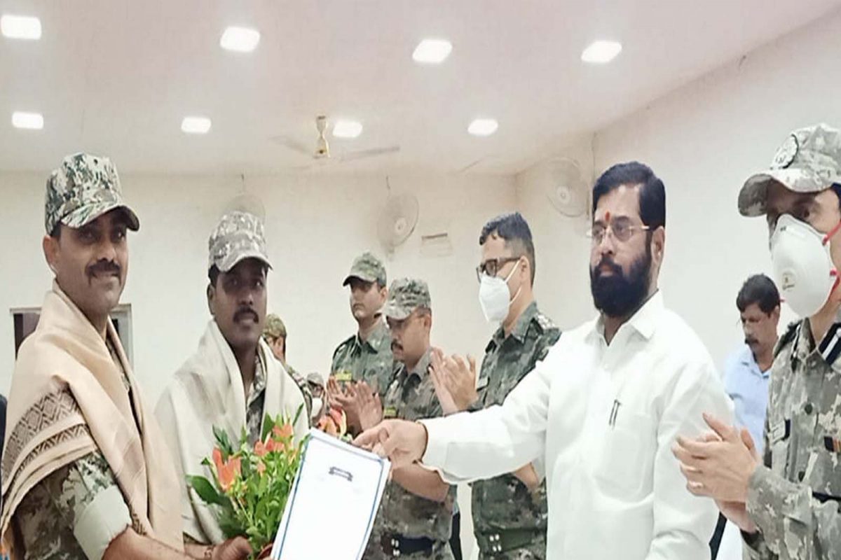 गडचिरोलीमध्ये नक्षलवाद्यांसोबत झालेल्या चकमकीत पोलिसांच्या सी 60 पथकाने अतुलनीय शौर्य दाखवून 26 नक्षलवाद्यांचा खात्मा केला.