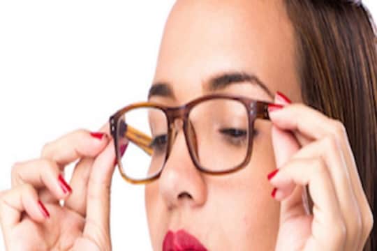 सारखा चश्मा घालून नाकाजवळ पडलेत काळे डाग? `हे` उपाय ठरतील फायदेशीर