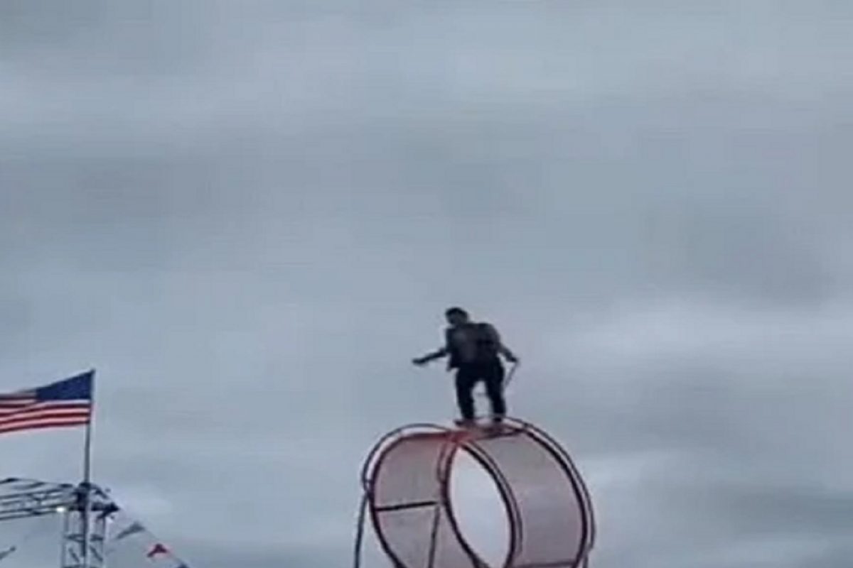 OMG! गरागरा फिरत उंच जाणाऱ्या झोपाळ्यावर उभं राहून खतरनाक स्टंट; काळजाचा ठोका चुकवणारा VIDEO