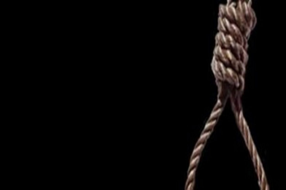 Shocking! वडिलांनी मुलीला प्रेमाने सांगितलं शाळेत नको जाऊस, तिने असं काही केलं की...