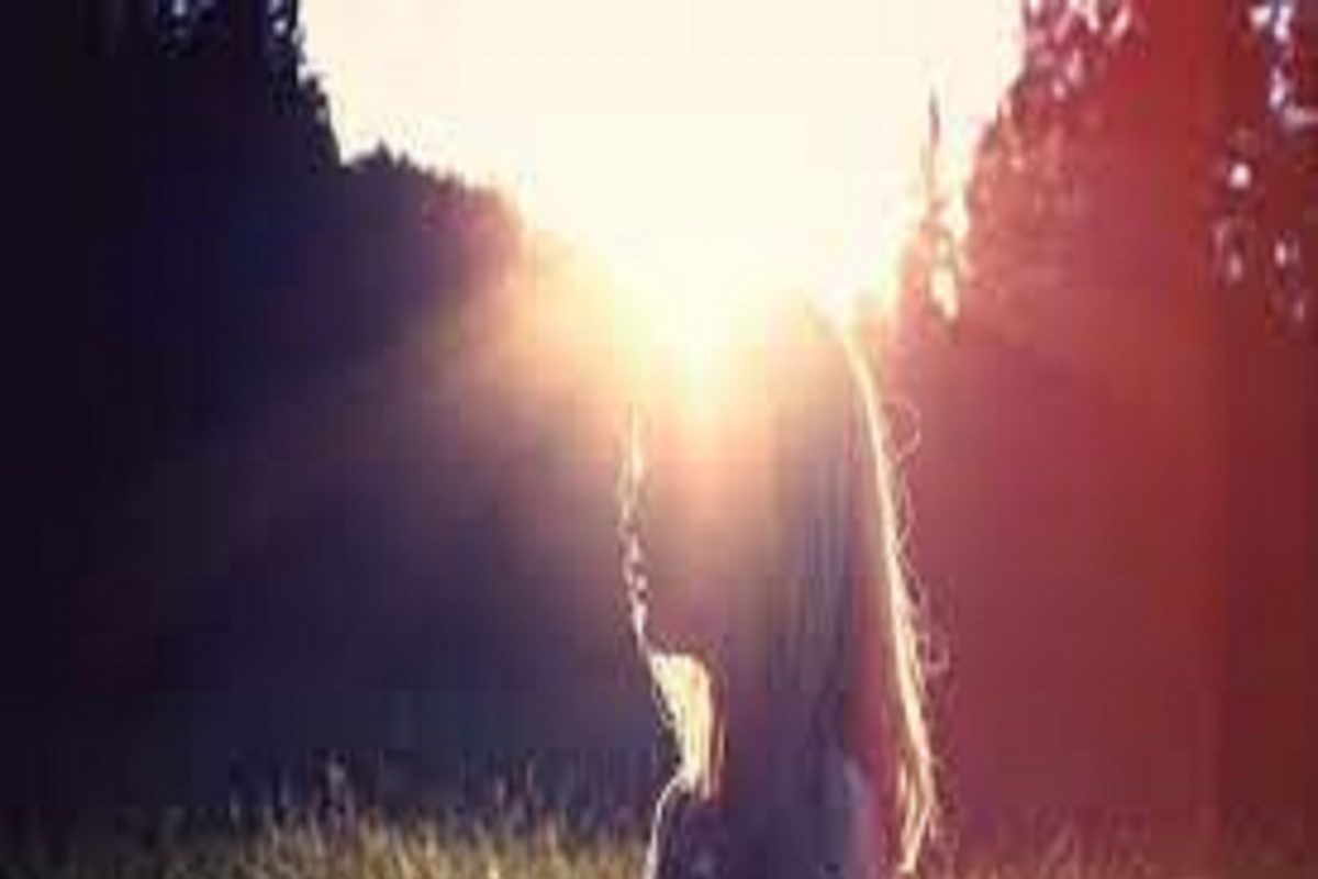 आजकालच्या धावपळीच्या जीवनशैलीत कित्येक लोकांना उन्हात बसण्यासाठी वेळ मिळणं कठीण झालं आहे. परंतु, व्यग्र जीवनशैली असली तरी सूर्यप्रकाश आपल्या हाडांसाठी आवश्यक आहे, कारण यामुळे शरीरात व्हिटॅमिन डी वाढते.