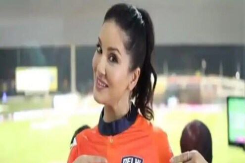 दिल्लीच्या टीमला चिअर करण्यासाठी पोहचली Sunny leone, पाहा VIDEO
