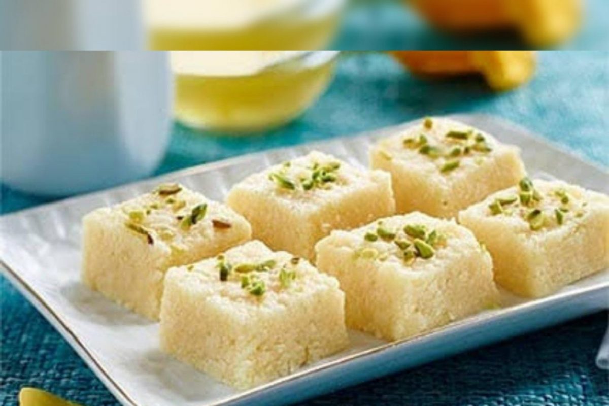 दूध न घातलेल्या मिठाई : जर तुम्हाला मिठाई खाण्याची आवड असेल तर अशा मिठाई प्रवासात सोबत ठेवावी ज्यामध्ये दूध आणि दुधाचा वापर केला नसेल. यासाठी तुम्ही घरी बनवलेले पीठ किंवा ड्रायफ्रूट लाडू, गजक, तिळाचे लाडू किंवा चिक्की यासारख्या गोष्टी घेऊ शकता.