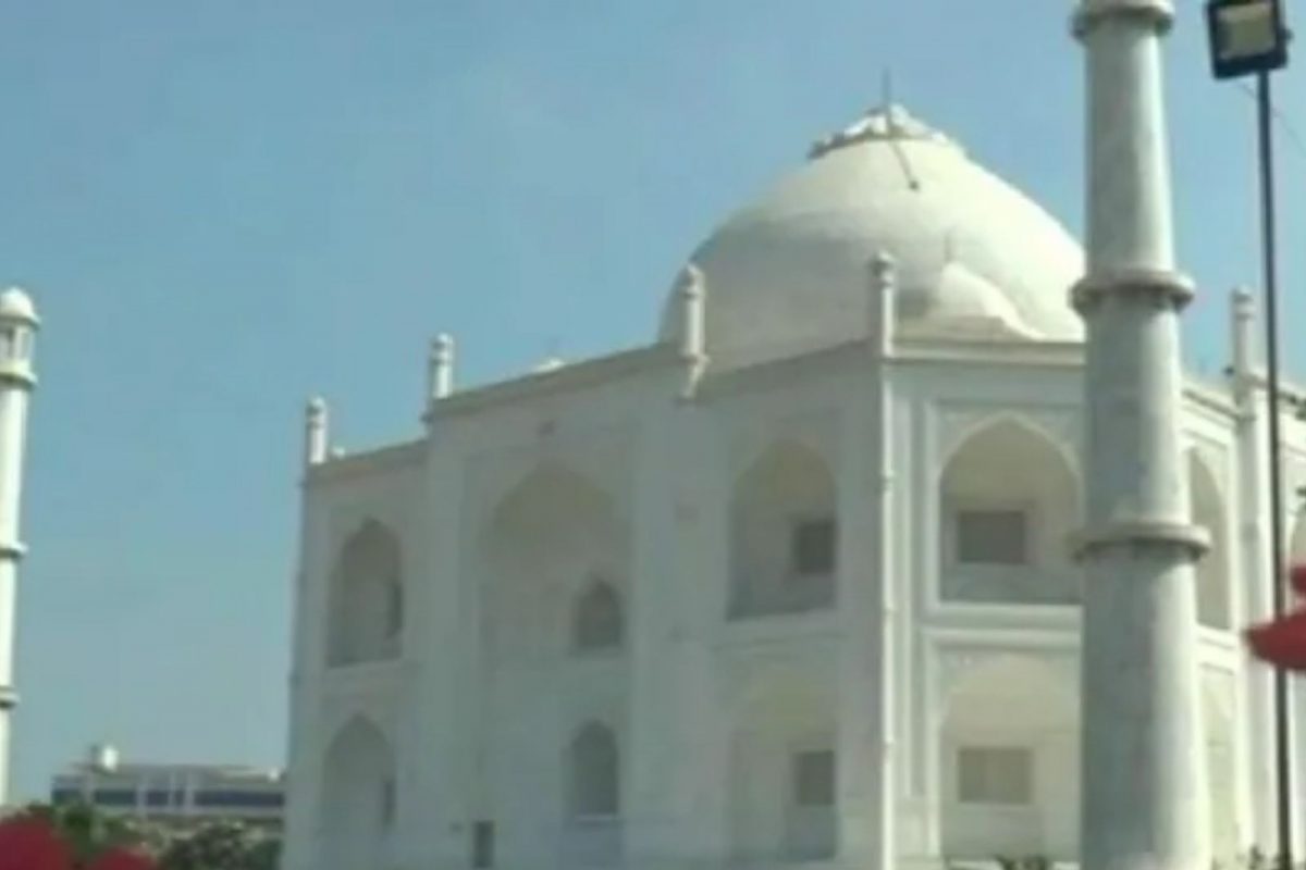 बायकोला दिली प्रेमाची अनोखी निशाणी; PHOTOS पाहून म्हणाल 'वाह ताज'!